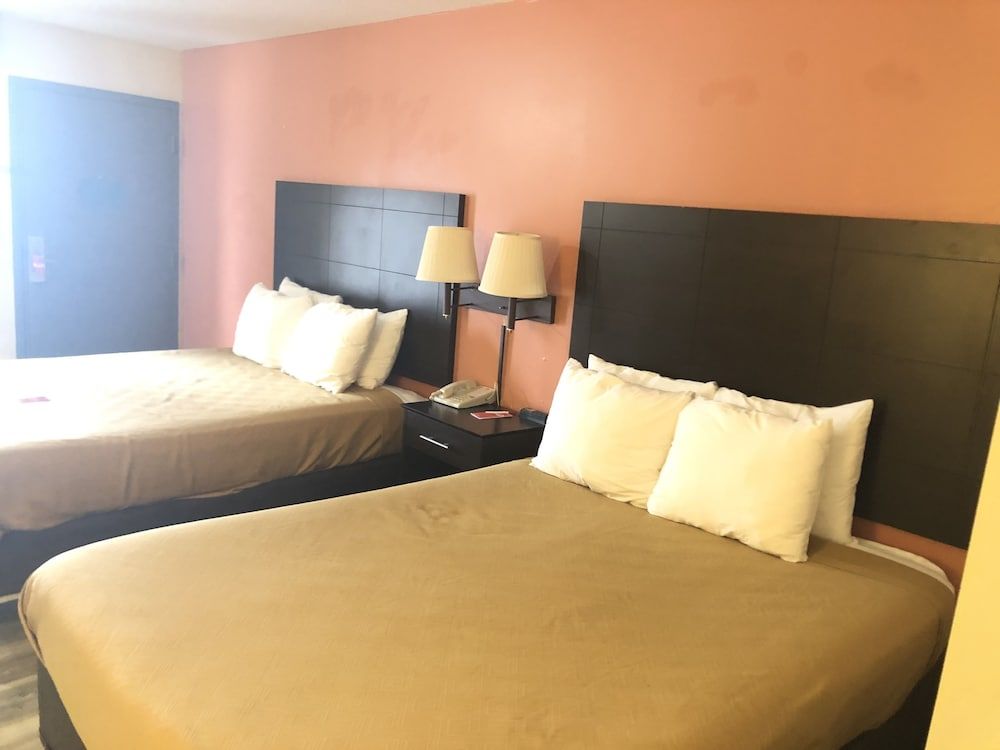 Econo Lodge Urbandale - photo 6