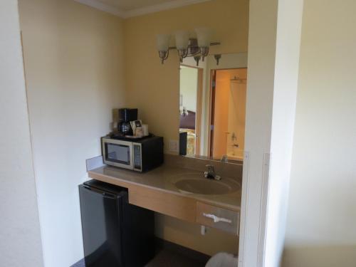 Western Royal Inn - photo 17