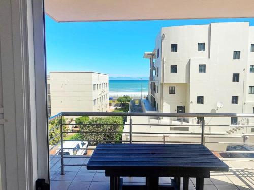 Spacious 3Bed 2bath sleep 8 Beachfront Apartment with Table Mountain and Ocean view
