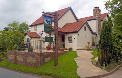 Greyhound Hever — 4-Star Luxury Hotel in Edenbridge, United Kingdom