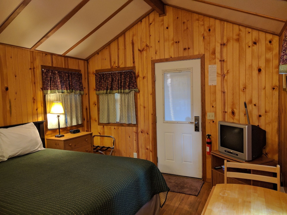 Emerald Forest Cabins - photo 3