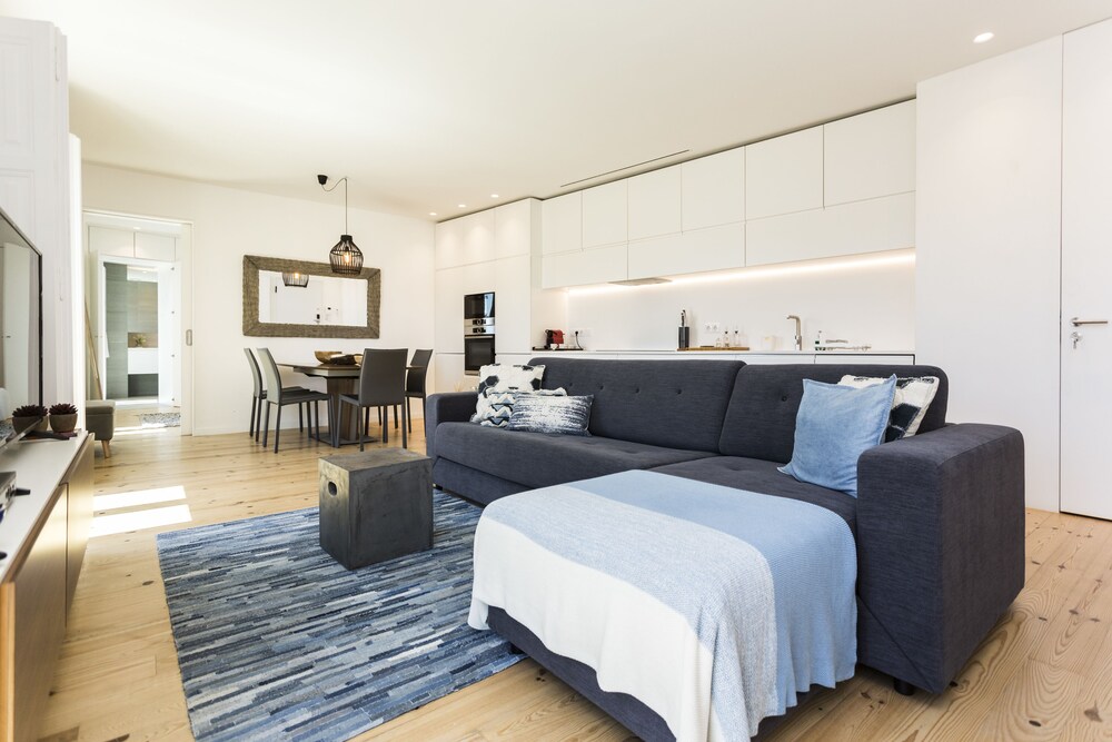Modern Apartment Calçada São Francisco II — 4-Star Luxury Hotel in Lisbon, Portugal