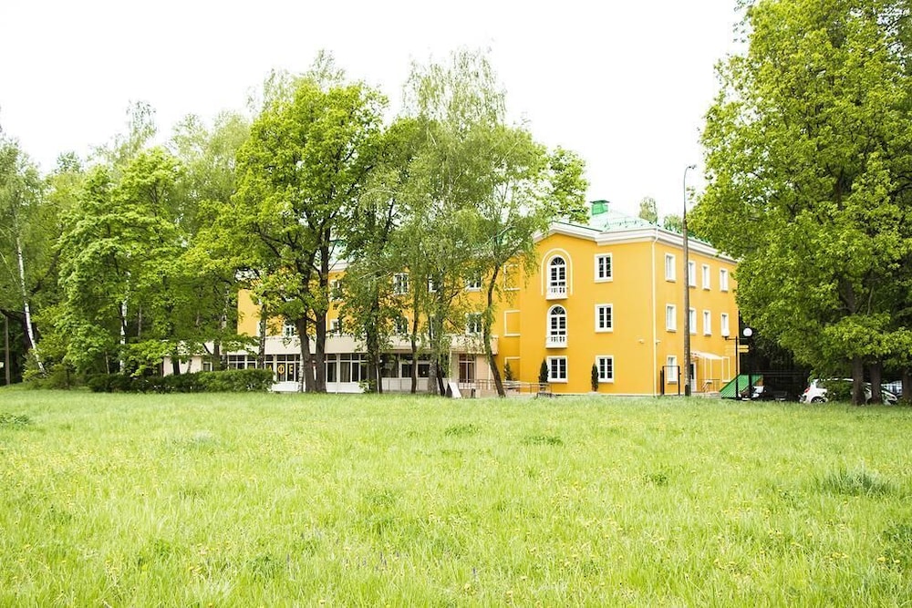 Usadba Gorki — 4-Star Luxury Hotel in Gorki-Leninskiye, Russia