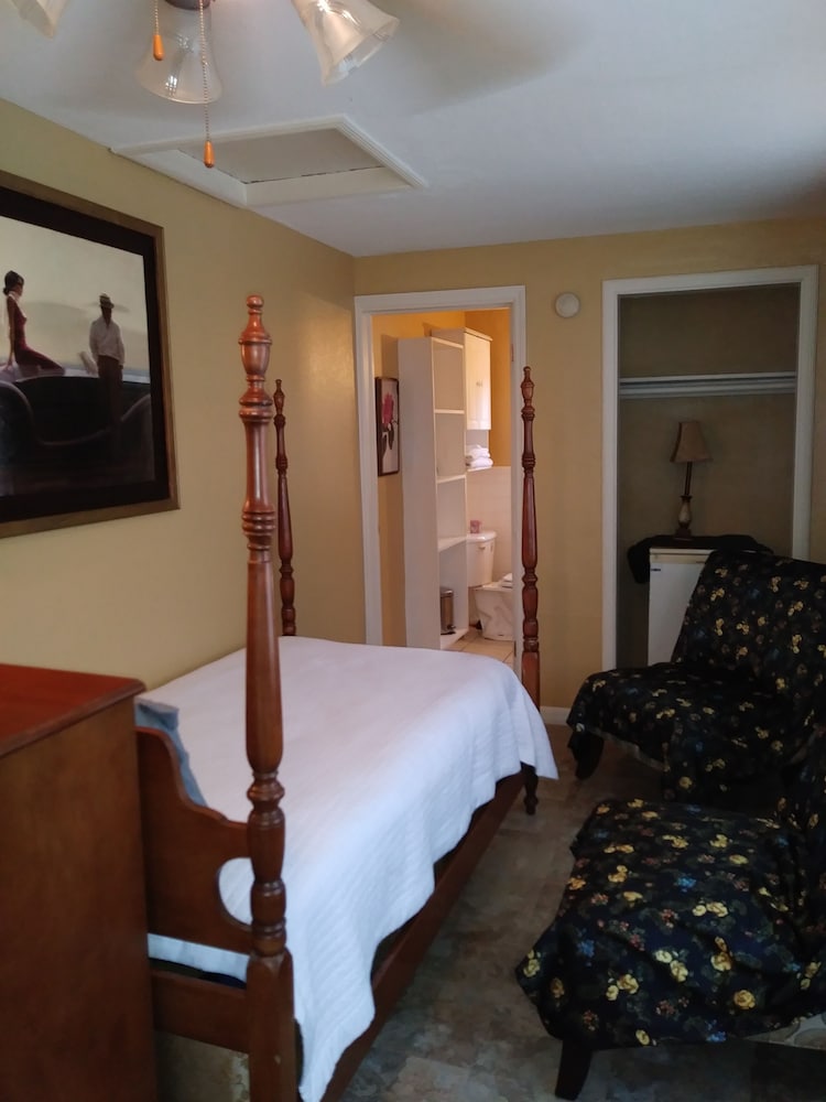 Swashbuckler Motel - photo 9