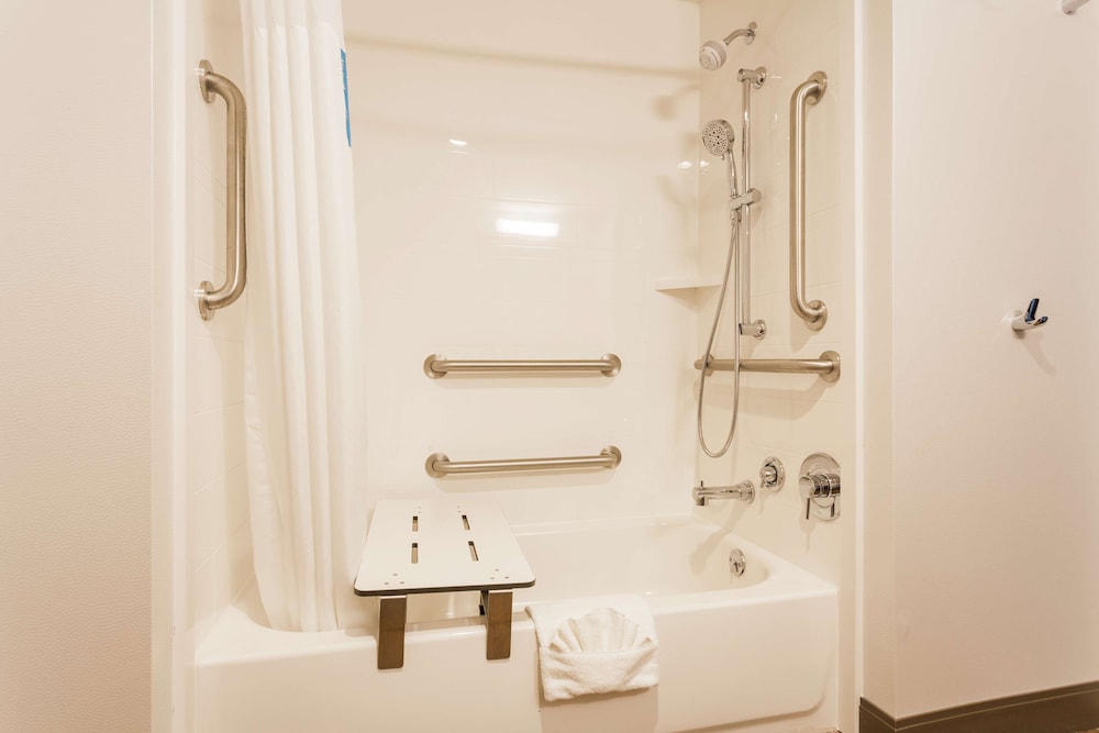 Hampton Inn Cumberland - photo 18