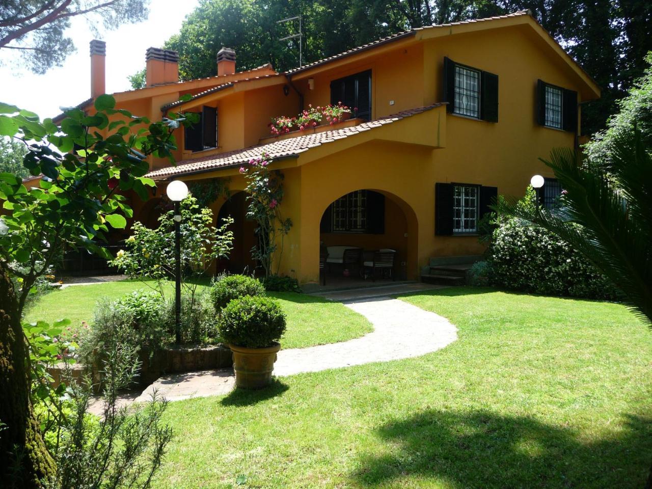 Deliziosa Villa alle porte di Roma — 4-Star Luxury Hotel in Sacrofano, Italy
