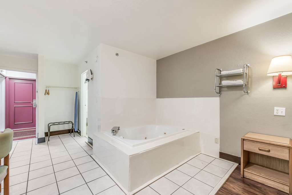 Econo Lodge Truman Inn - photo 15