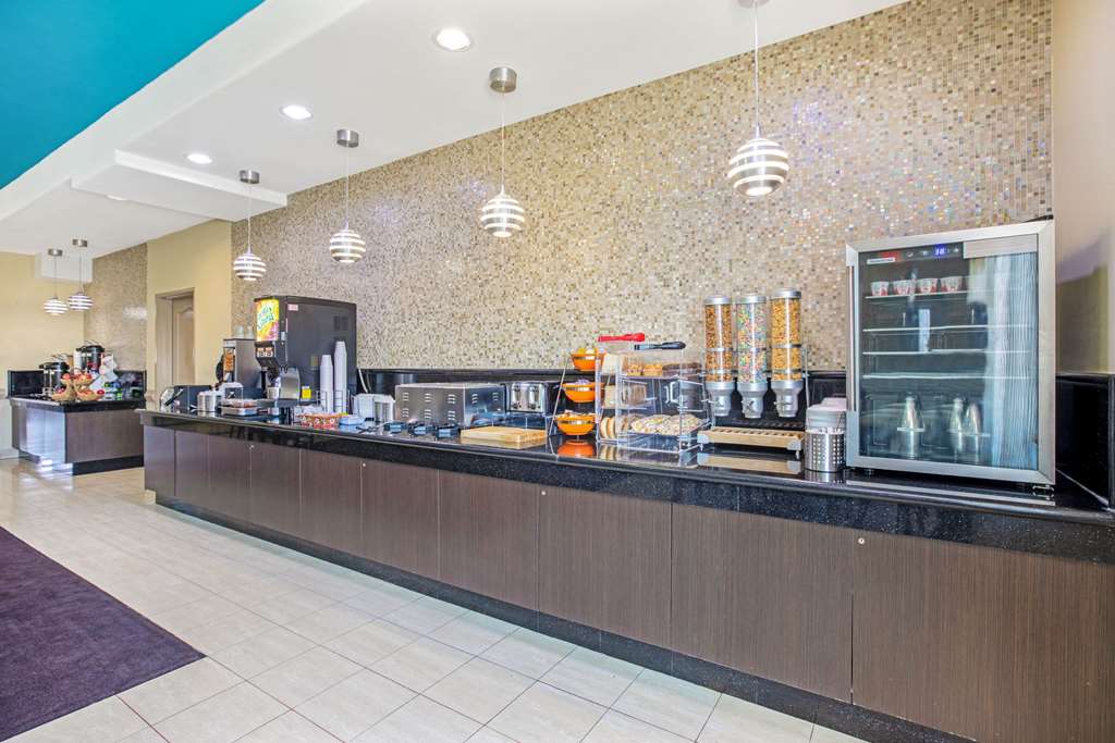 La Quinta Inn & Suites by Wyndham Corpus Christi Airport - photo 26