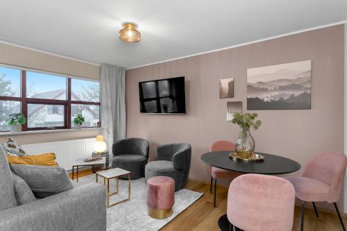 Inviting 2BR Haven in the Heart of the Suburbs