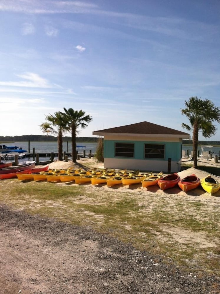 Snug Harbor Marina and Hotel - photo 20
