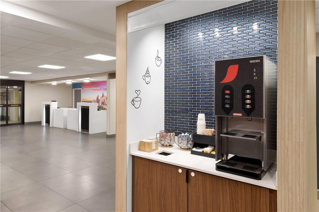 La Quinta Inn & Suites by Wyndham Houston Stafford Sugarland - photo 26