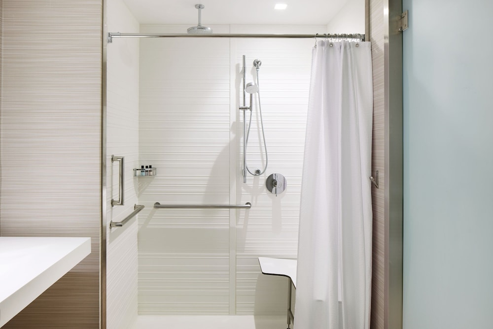 AC Hotel by Marriott Phoenix Biltmore - photo 18