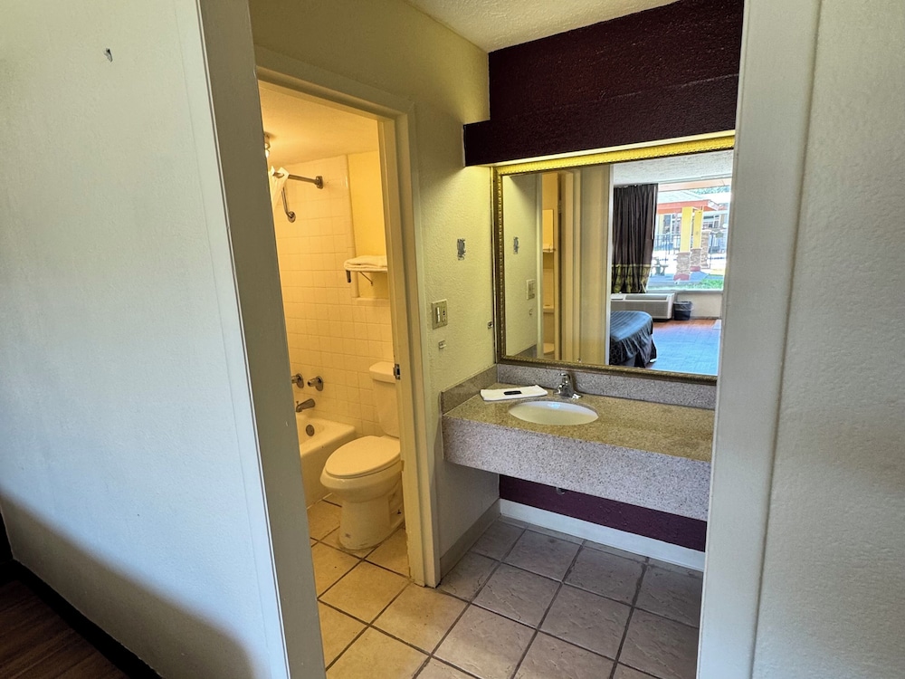 Budgetel Inn Phenix City - photo 32