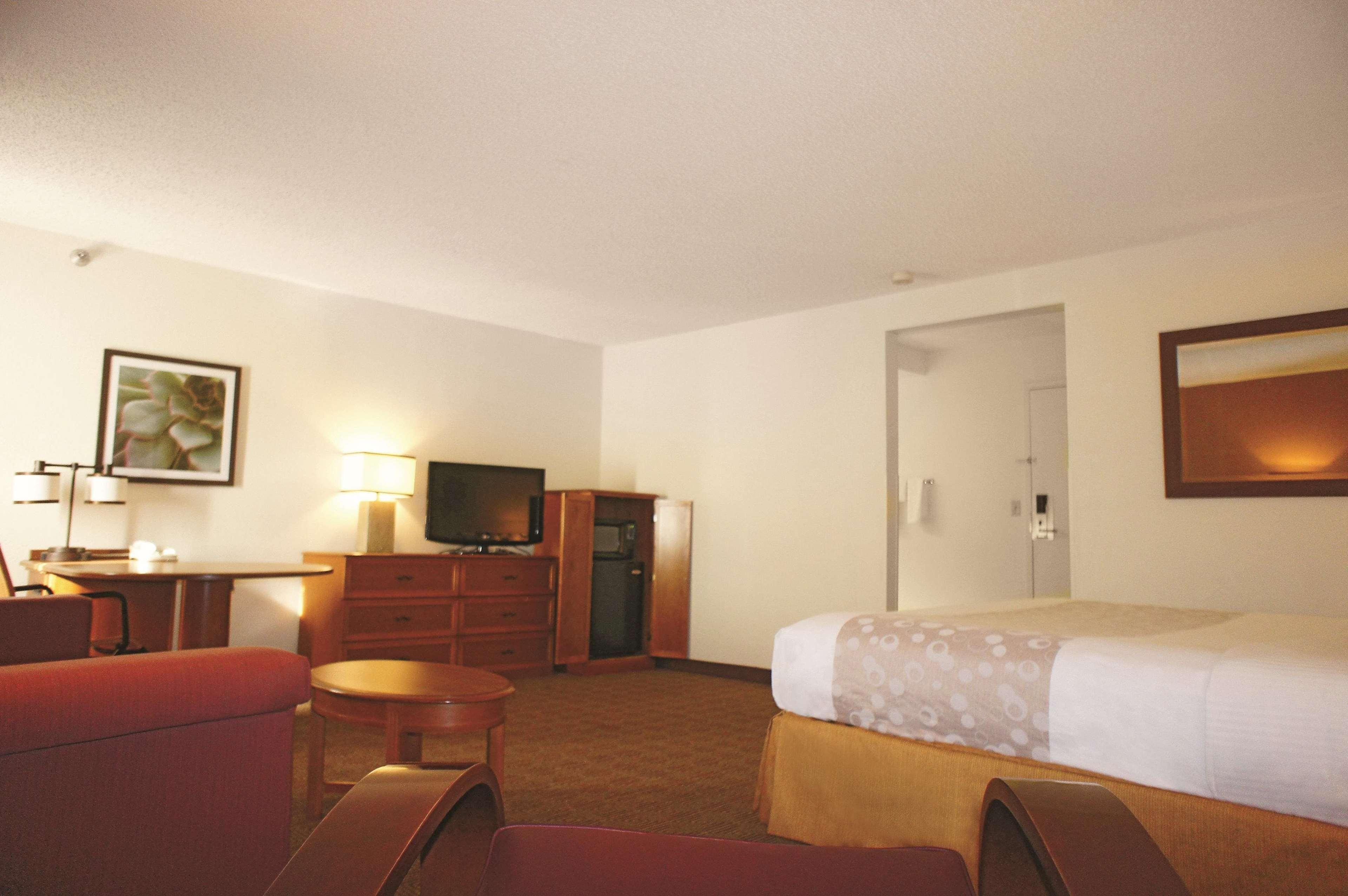 La Quinta Inn Kansas City North - photo 8