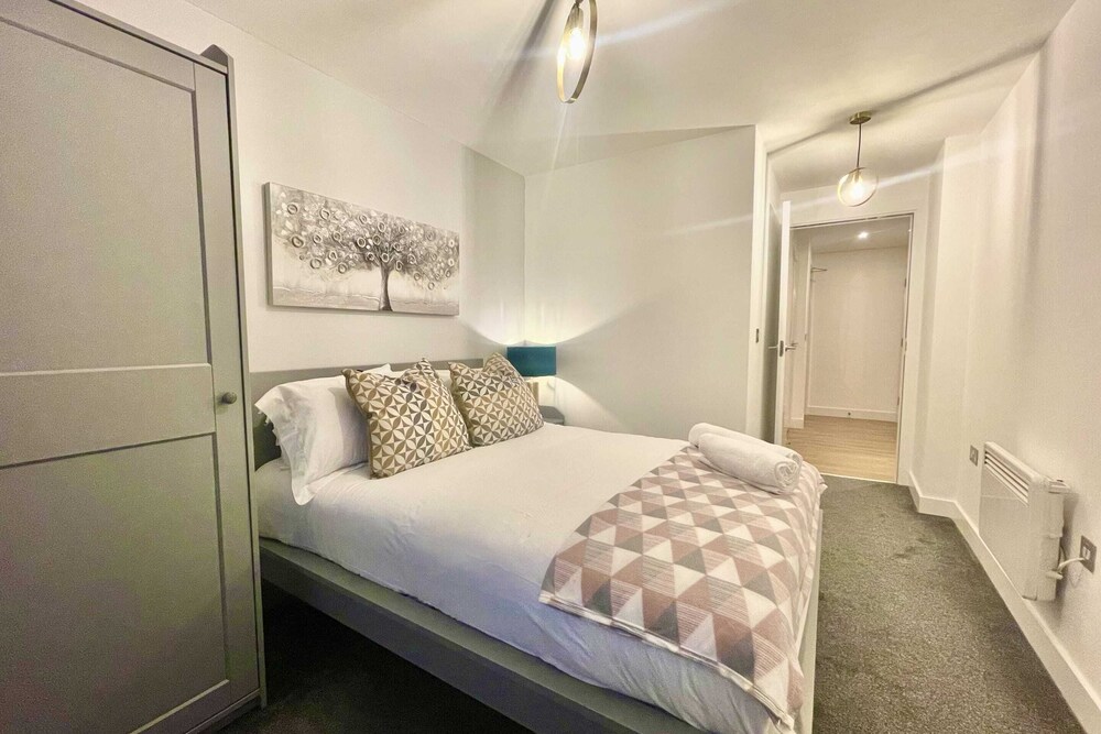 Chic Leeds City Apartment Free Parking Balcony — 4-Star Luxury Hotel in Leeds, United Kingdom
