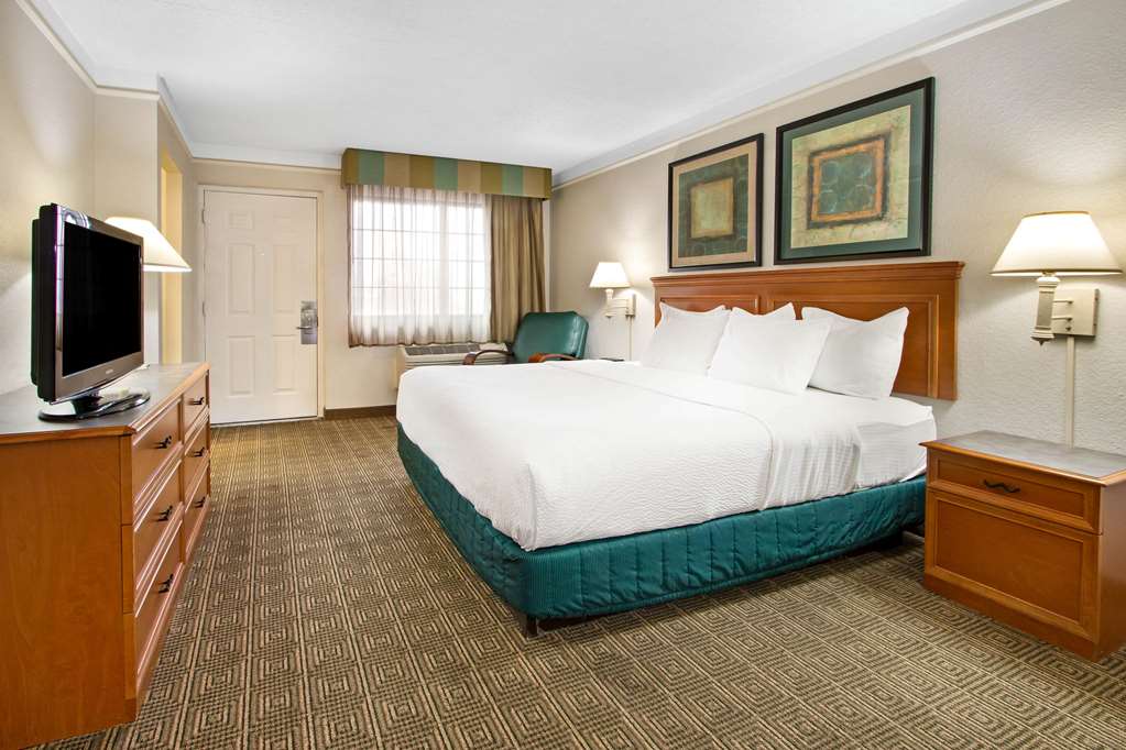La Quinta Inn by Wyndham Albuquerque Airport - photo 22