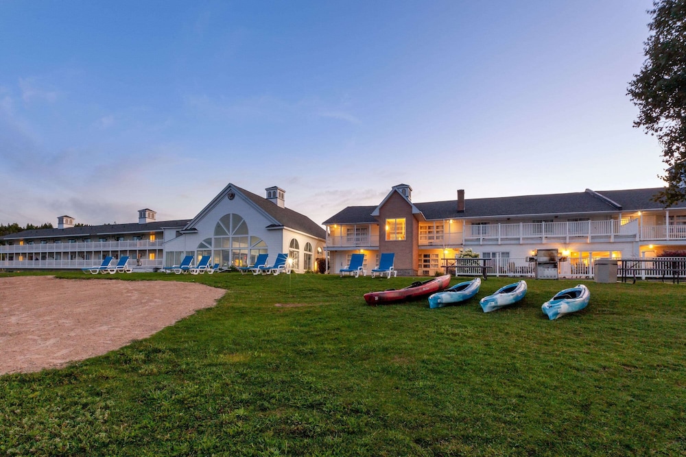 Baymont by Wyndham St. Ignace Lakefront - photo 44