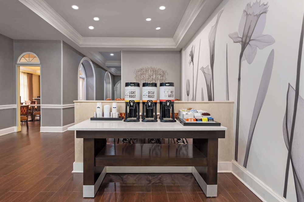 Hampton Inn & Suites Stamford - photo 2