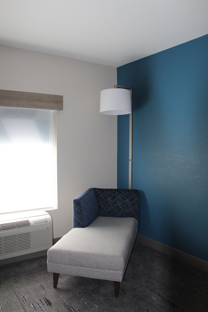 Holiday Inn Express and Suites Wytheville by IHG - photo 4