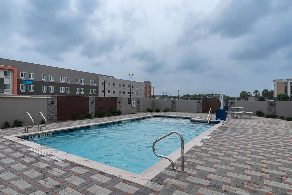 La Quinta Inn & Suites by Wyndham Corpus Christi Southeast - photo 54