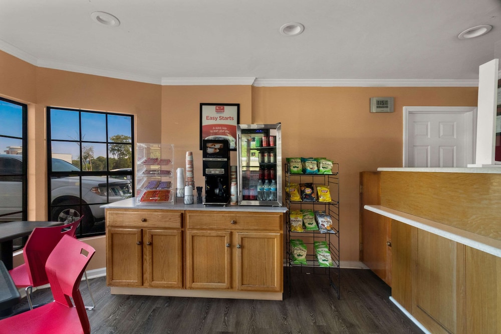 Econo Lodge Cornersville - photo 2