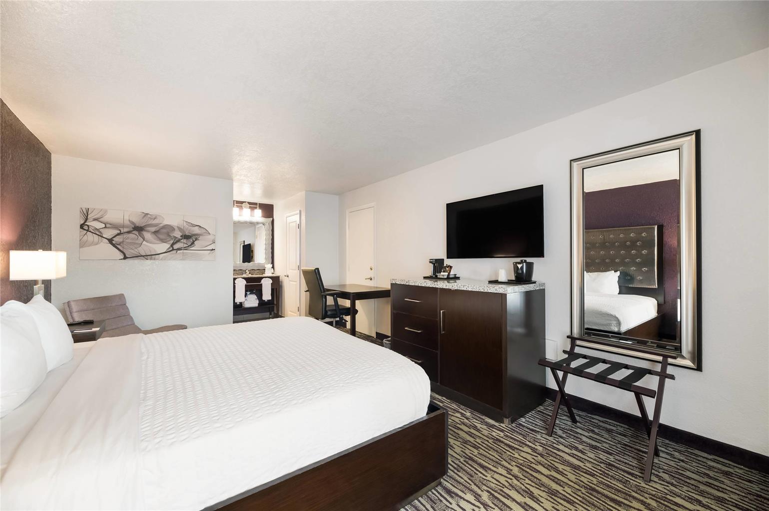 Clarion Inn & Suites Across From Universal Orlando Resort - photo 35