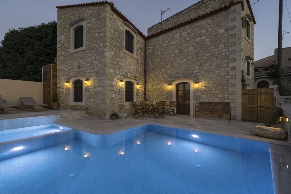 Villa Kaladare Private Pool & Quiet Relaxing Stay — 4-Star Luxury Hotel in Perama, Greece