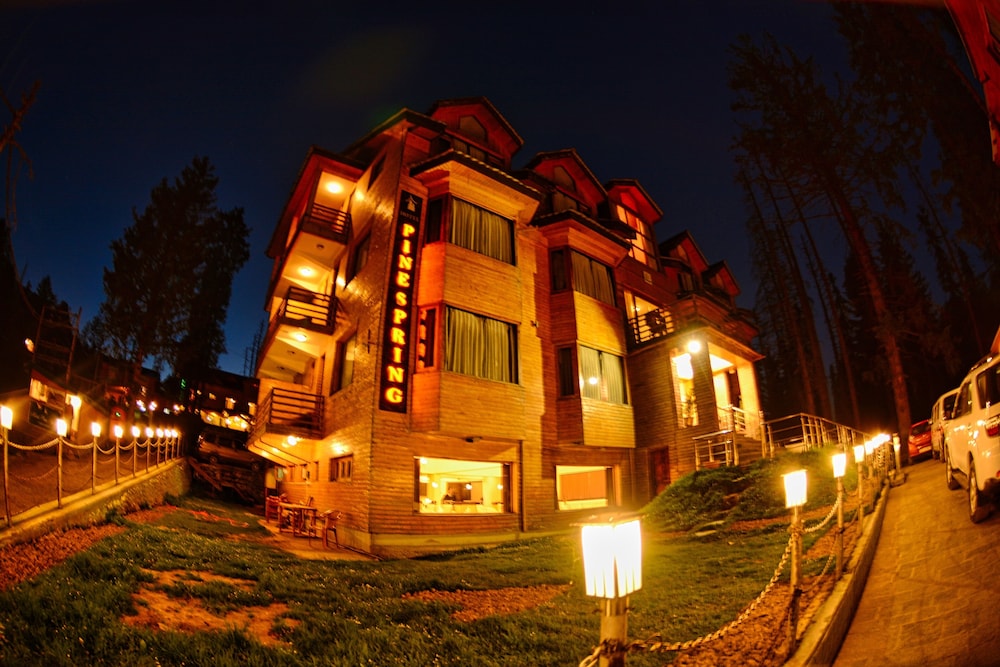 Pine Spring Resort Gulmarg - carbon neutral hotel in Baramula