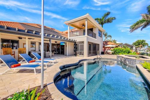Lux 5BR and 4BA South Facing Waterfront Pool Hot Tub Dock and Dual Master Suites
