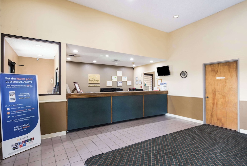 Econo Lodge Inn & Suites East - photo 3