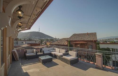3BR Scenic Terrace Apt in Abanotubani By Wehost