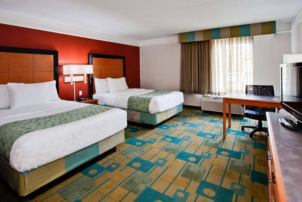La Quinta Inn & Suites by Wyndham USF - photo 17