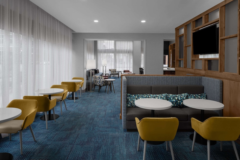 Hampton Inn Cleveland Downtown - photo 2