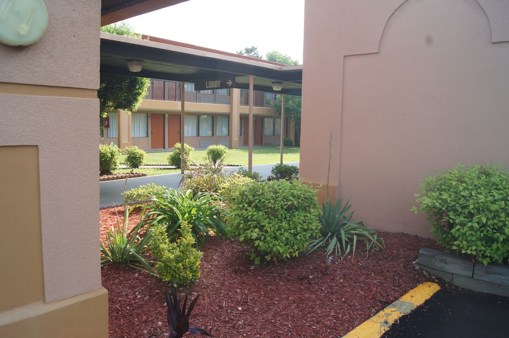 Days Inn by Wyndham Durham Near Duke University - photo 68