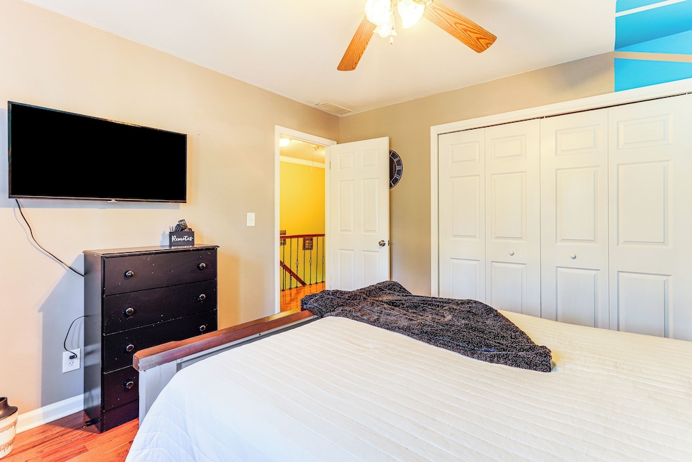 Entertainment ready Yard: Spacious Riverdale Home — Riverdale — photo 4