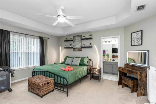 Breeze Family Retreat with Waterfront Access & Game Room — 4-Star Luxury Hotel in Navarre, United States