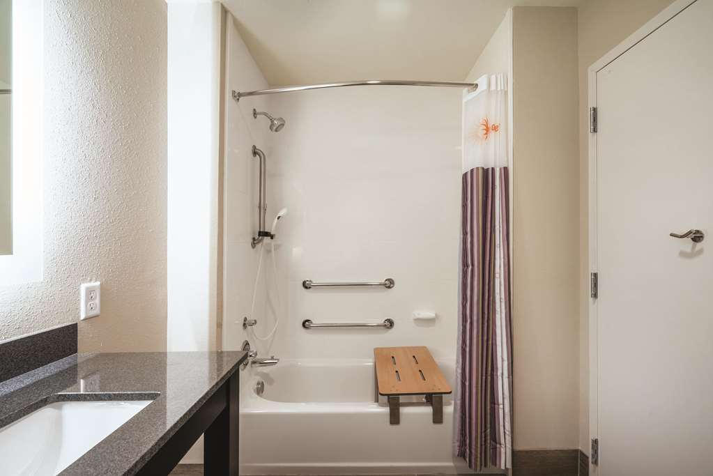 La Quinta Inn & Suites by Wyndham Memphis Downtown - photo 16