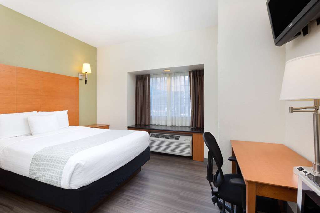 La Quinta Inn & Suites by Wyndham Tulare - photo 19