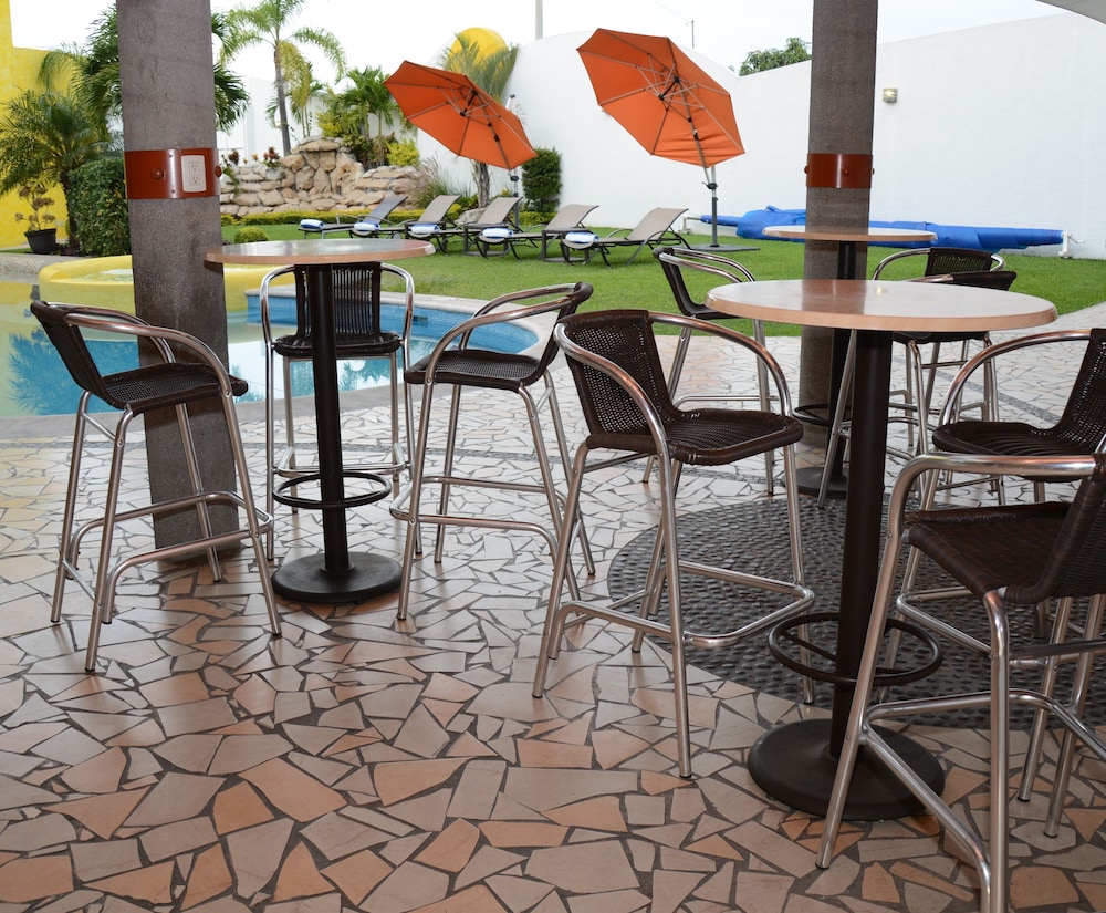 Poolside bar