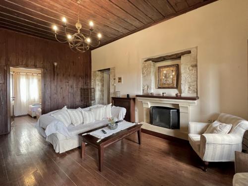 Villa Faye — 4-Star Luxury Hotel in Vryses, Greece