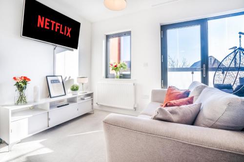 TheCountingSheep Heathrow in 15 mins Glass Balcony Dedicated Workspace — 4-Star Luxury Hotel in Hounslow, United Kingdom