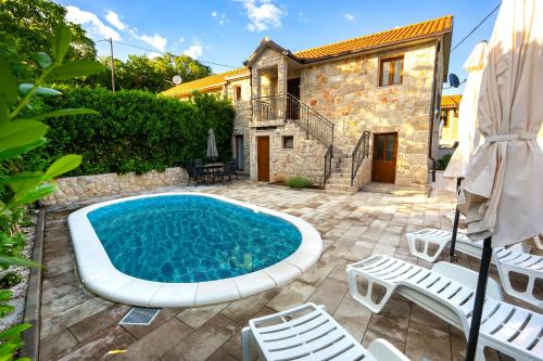 Romantic Stone House with a pool — 4-Star Luxury Hotel in Zmijavci, Croatia