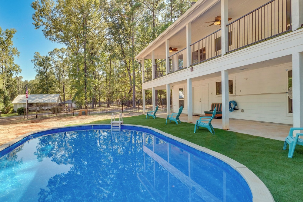 Hemphill Vacation Rental with Pool Walk to Lake — 4-Star Luxury Hotel in Hemphill, United States