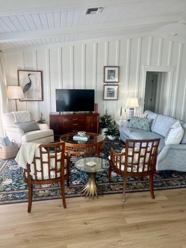 Lakefront Duplex With Pontoon Boat Downtown — Mount Dora — photo 5