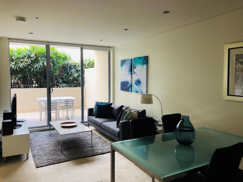 Wyndel Apartments Encore — 4-Star Luxury Hotel in St Leonards, Australia