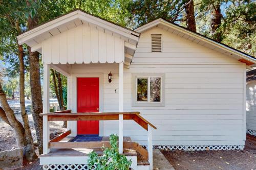 Rouge Cobb Mountain Hotel Cabin 1 — Cobb