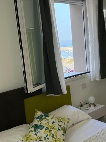 Perla Sul Mare Apartments A 50m dalla Spiaggia con Wi Fi & Parcheggio — 4-Star Luxury Hotel in Giardini-Naxos, Italy