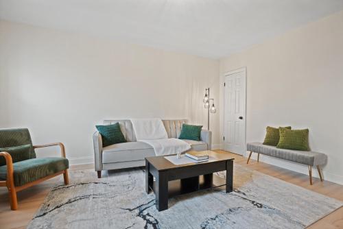 The Cozy District Den Stay — 4-Star Luxury Hotel in Washington, United States