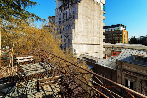 Charming 2BR Near Rooms Hotel By Wehost