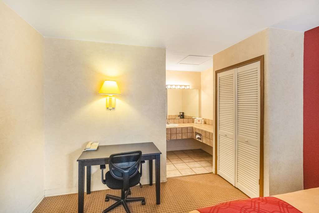 Econo Lodge Fredericksburg - photo 14